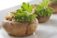 Грибы, фаршированные рикоттой и луком