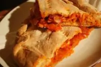 Пирог с тушеной капустой и острым перцем