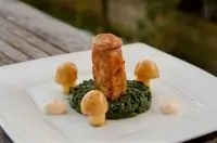 Пожарские котлеты с фуа-гра, сметанным соусом и грибами из картофеля