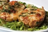 Печеные половинки картофеля с начинкой из шпината и сыра