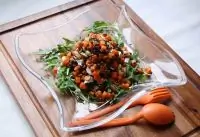 Теплый пряный салат с козьим сыром, тыквой и черной чечевицей