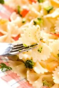 Детский салат с пастой, брокколи, кукурузой и луком-пореем