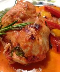 Тушеная курица с фасолью