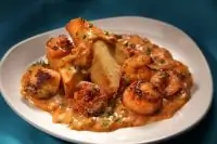 Гребешки в соусе из шампанского с грибами