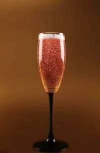 Клюквенный коктейль с шампанским и лимонадом