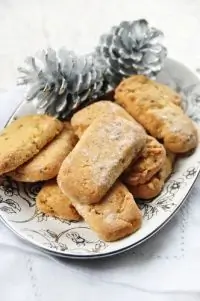 Новогоднее печенье с кедровыми орешками и розмарином