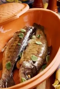 Целый припущенный лосось с лимоном