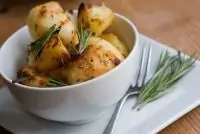 Золотистый молодой картофель с лимоном и розмарином