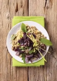 Салат с кускусом, семенами подсолнуха и кунжутом