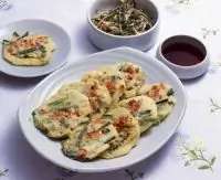 Нарядные рыбные котлеты по тайски с кусочками красного перца и фасоли