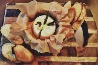 Запеченный камамбер с тимьяном, чесноком и чесночным хлебом