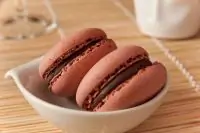 Миндальные пирожные макароны с шоколадной начинкой