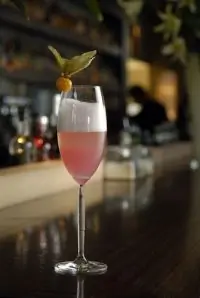 Новогодний коктейль с розовым шампанским