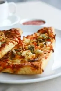 Хрустящая закуска из пармской ветчины, пекорино и розмарина