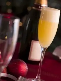 Коктейль из просекко с водкой и лимонным шербетом (Sgroppino)