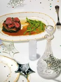 Баранина с овощами и мятно-перечным соусом