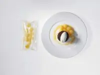 Яблоки в вине с яблочным бисквитом