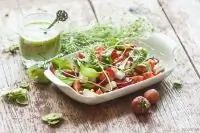 Салат из клубники и черри