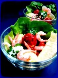 Салат с творожными шариками и креветками