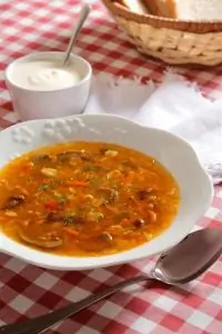 Щи из квашеной капусты на грибном бульоне