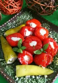 Разноцветные перцы, фаршированные нежной сырно-чесночной начинкой