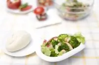 Хрустящий салат из брокколи и яблок