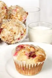 Клюквенные маффины с апельсиновой цедрой в белой апельсиновой глазури