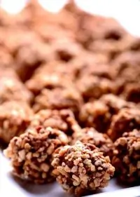 Трюфели с клюквой в крошке из грецкого ореха