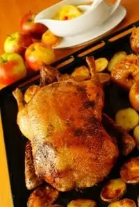 Жареная утка с яблоками и сельдереем