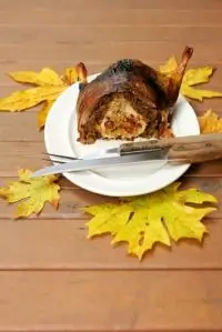 Жареная утка, фаршированная рисом, орехами и ароматными травами