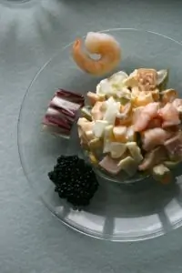 Оливье с креветками и каперсами