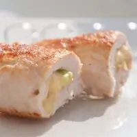 Куриный рулет с начинкой из риса и нута