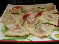 Равиоли со свеклой, творогом и пармезаном