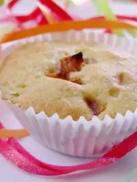 Персиковые маффины с орехами