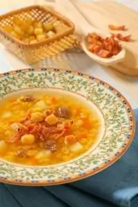Гороховый суп с беконом и гренками