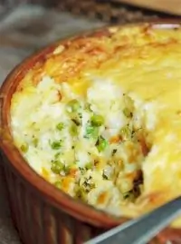 Рыбный пирог с белым соусом