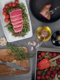 Тунец с чечевицей и рукколой