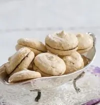 Миндальные пирожные макароны с кремом ганаш