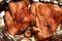 Куриные бедра с сельдереем и оливками