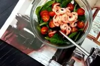 Салат из шпината и креветок