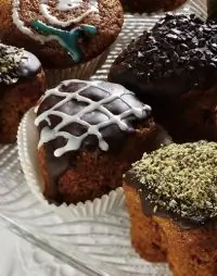 Шоколадные капкейки в гладкой шоколадной глазури с белыми узорами