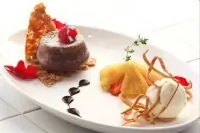 Шоколадный фондан с малиной