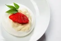 Вашрен с клубникой и сливочным кремом с розовой водой