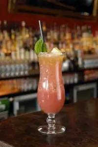 Розовый пунш с малиной и персиками