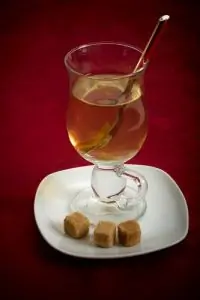 Теплый имбирно-яблочный сидр с бренди