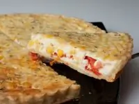 Киш с кукурузой и помидорами