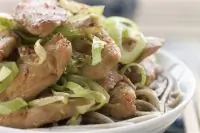 Золотистая курица терияки с жареным луком-пореем