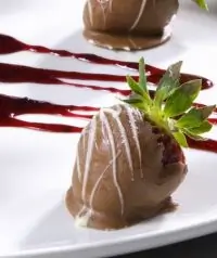 Клубника в темном шоколаде с белыми узорами