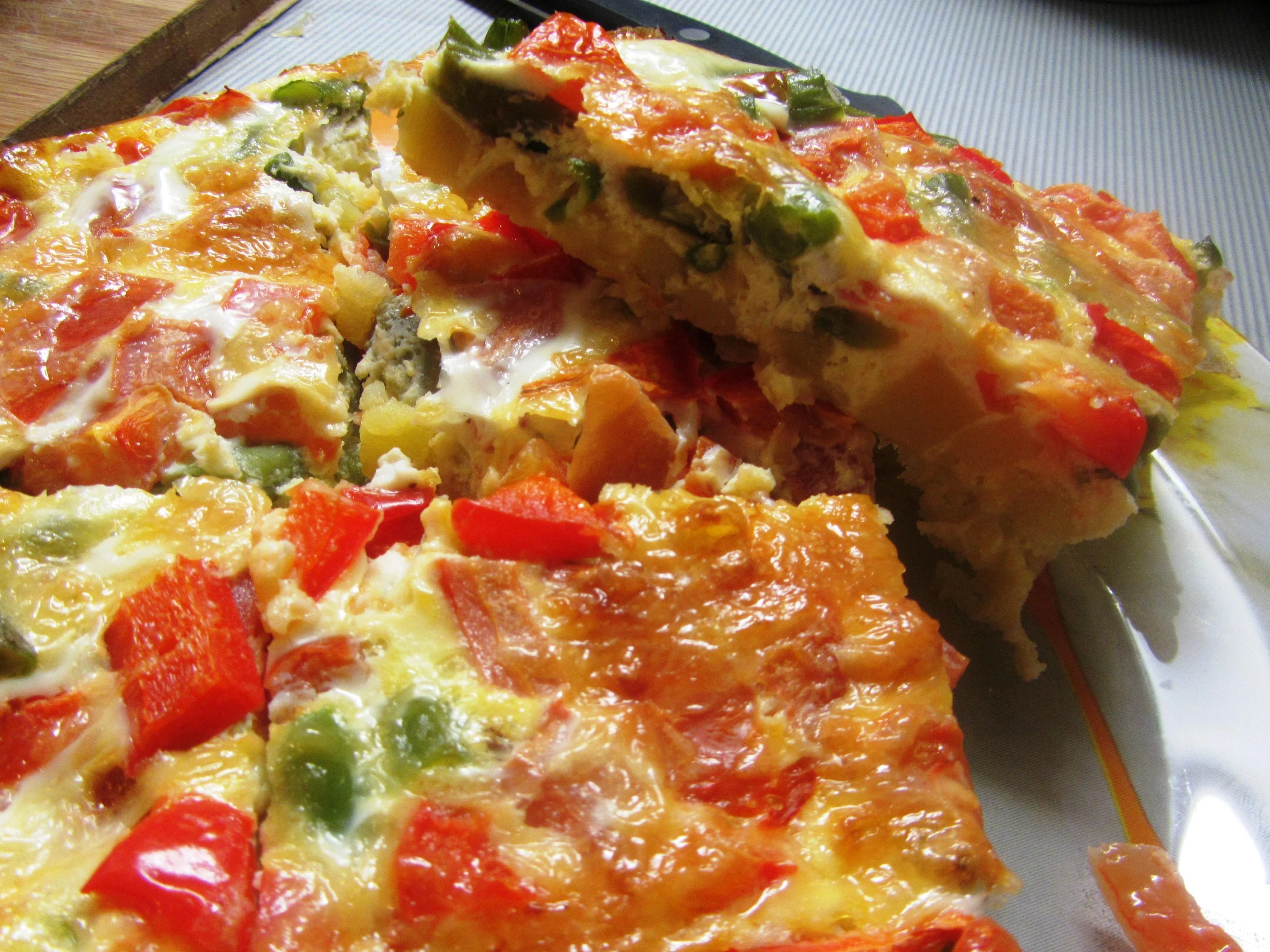 Лепешка кесадилья. Омлет в лепешке. Кесадилья куриная. Тортилья с сыром и помидорами на сковороде. Тортилья с сыром и помидорами на сковороде.