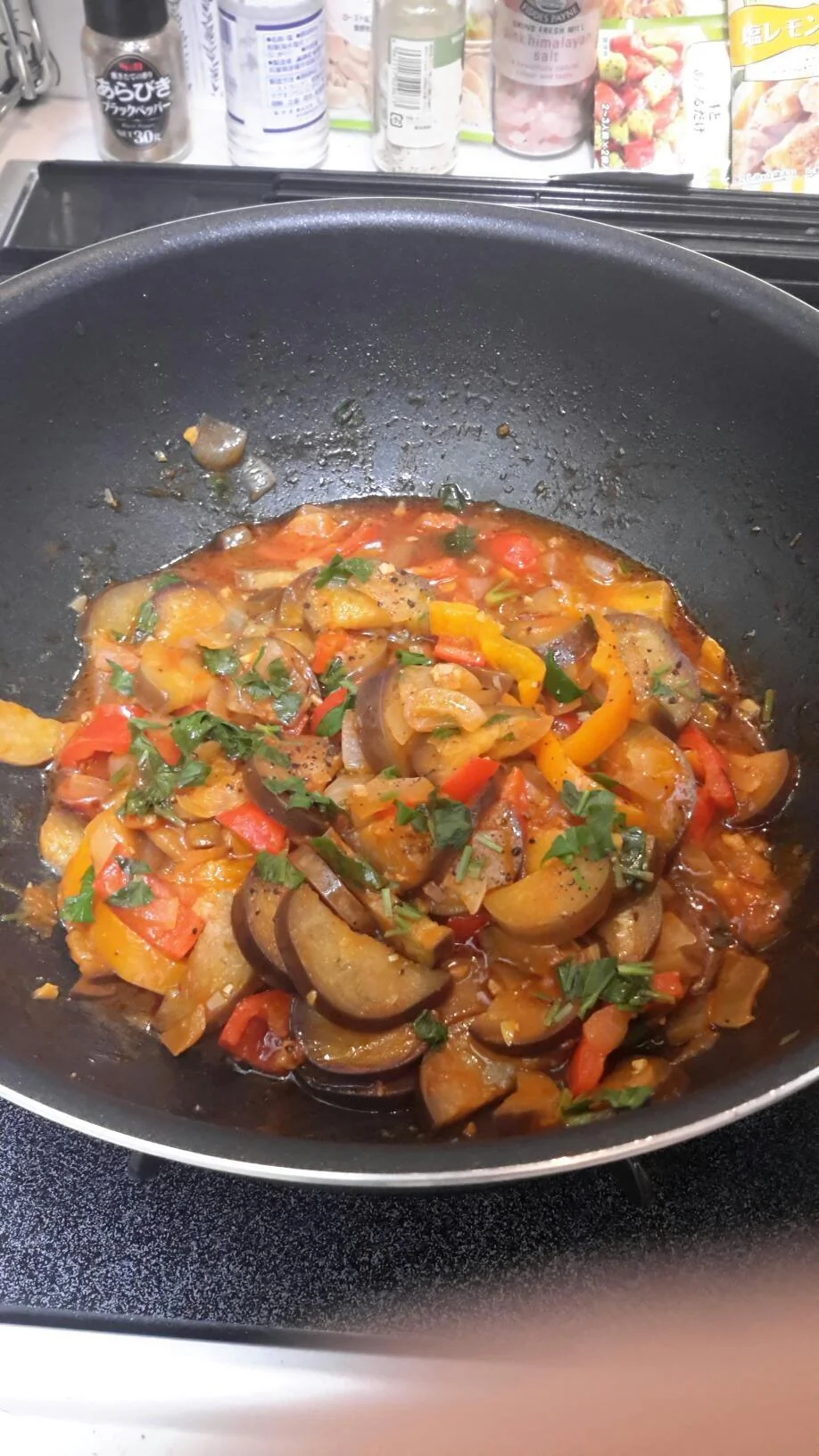 Индейка с овощами в жаровне. Курица стручковая фасоль терияки. Жареная курица с овощами. Свинина терияки с овощами. Курица с овощами.